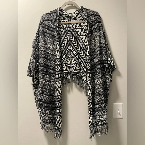 Moth Anthropologie | Fringe Open Front Knit Cape Wrap - Picture 1 of 5